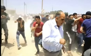 جنود إسرائيليون يهاجمون جنازة الصحفية غفران 