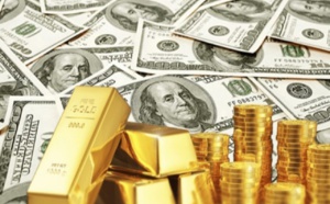 الذهب يسجل أعلى مستوى خلال أسبوعين والدولار يصعد بعد عمليات بيع مكثفة