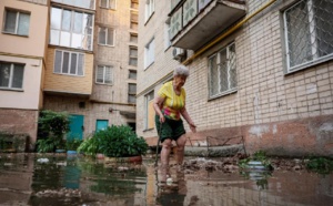 إجلاء مكثف للسكان بعد تدمير جزئي لسد كاخوفكا جنوب أوكرانيا