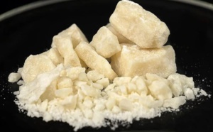 توقيف شخصين متلبسين بحيازة 410 غراما من مخدر الكوكايين ومعدات تستخدم في استهلاك مخدر البوفا