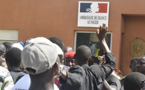 فرنسا تقرر إغلاق سفارتها بالنيجر..