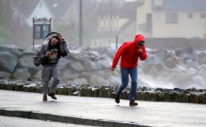 عاصفة "إيشا" تحرم آلاف البريطانيين من الكهرباء