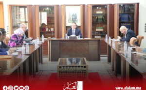 وزارة النقل واللوجيستيك تعقد اجتماع لجنة القيادة مع مهنيي قطاع النقل المزدوج