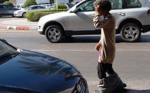 مختل عقليا يكسر زجاج سيارة أجرة ويثير الفوضى وسط المدينة