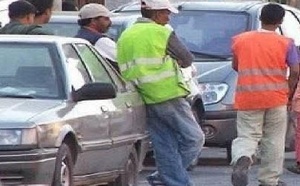 استغلال مواقف السيارات المجانية يُغضب زوار الحسيمة