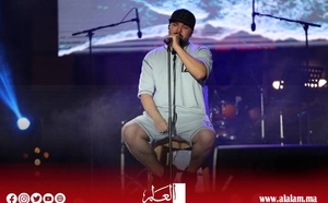 الدوزي يشعل منصة مهرجان اتصالات المغرب وسط حشود غفيرة بالحسيمة