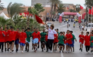 بدوان تحمل العلم الوطني في المرحلة 11 "سباق التناوب الرمزي المسيرة الخضراء"