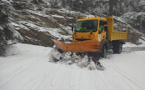 طقس يوم الإثنين: أمطار غزيرة وثلوج بالأطلس ورياح قوية تهز السواحل