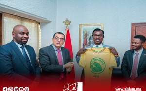 حصري: سفير المغرب بكينشاسا يهدي قميص زائير 1974 للمشجع الكونغولي الشهير دعمًا للكرة الأفريقية