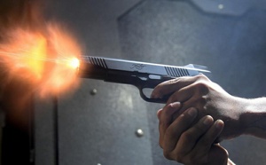 أزرو.. موظف شرطة يضطر لاستعمال سلاحه الوظيفي لتوقيف شخص حرض كلبا من فصيلة شرسة