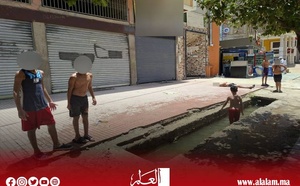 إغلاق المسبح البلدي ببني ملال يدفع الأطفال إلى السباحة في النافورة والسواقي هربًا من الحر