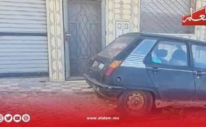 الحسيمة.. سيارة مهجورة تنبت تحتها الأعشاب والساكنة تطالب بالتدخل