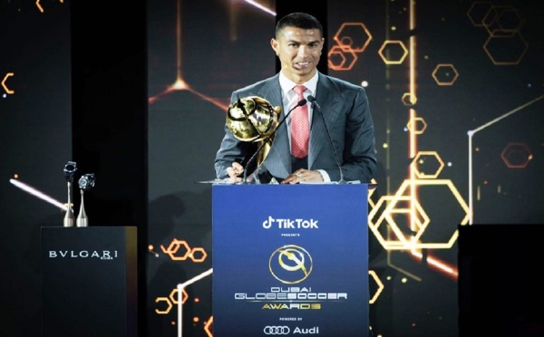 تعليق كريستيانو رونالدو بعد فوزه بجائزة لاعب القرن بدبي