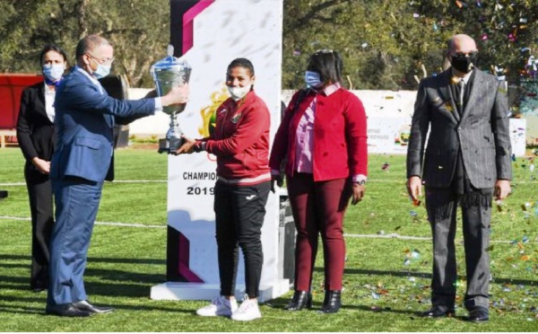 «فوزي لقجع» يُسَلِّمْ «كأس بطولة كرة القدم النسوية» للفريق الفائز