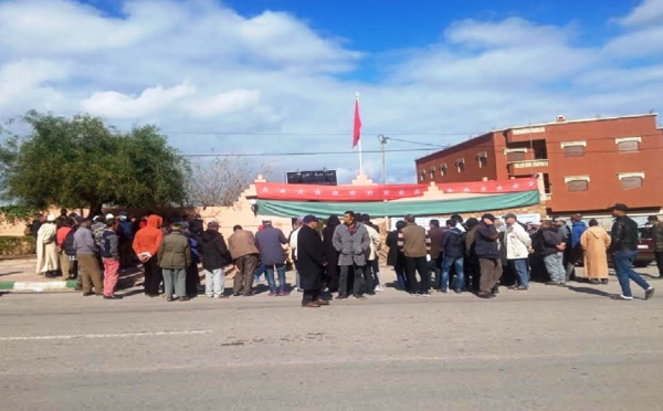 أعضاء المعارضة بالمجلس الجماعي لأفورار ينظمون وقفة الغضب ويدخلون في اعتصام مفتوح داخلها والسلطة تتدخل