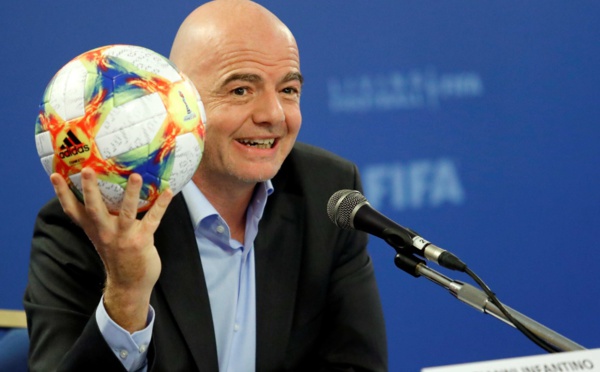 إنفانتينو يؤكد مشاركة الحكمات بكأس العالم قطر 2022