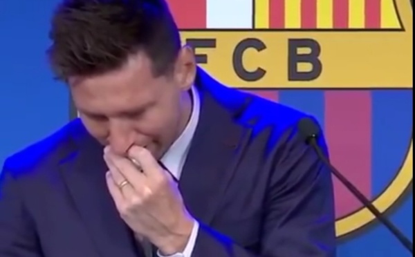 بالدموع ميسي يودع فريق برشلونة