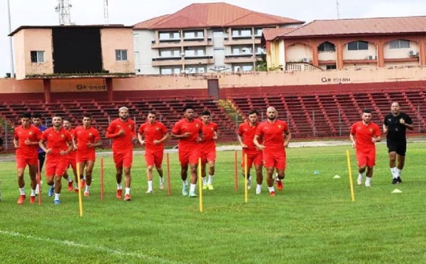 بعد الانقلاب في غينيا.. المنتخب المغربي "عالق" ومحاولات لتأمينه