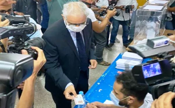 الدكتور نزار بركة الأمين العام لحزب الاستقلال يُدلي بصوته