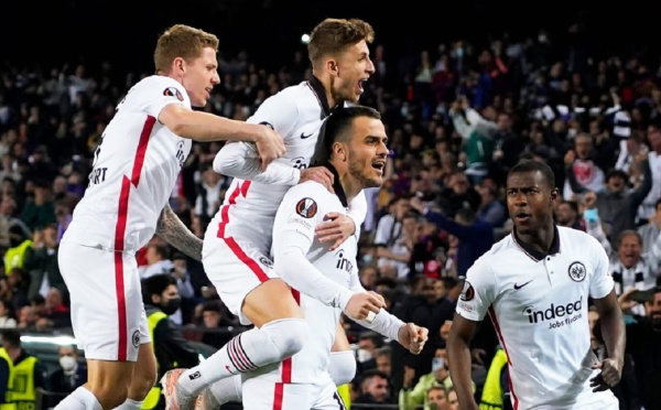 فرانكفورت يلقي ببرشلونة خارج يوروبا ليغ  