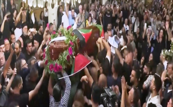 جيش إسرائيل يهاجم موكب تشييع جثمان الصحافية الفلسطينية شيرين أبو عاقلة