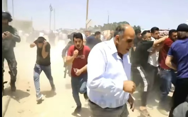 جنود إسرائيليون يهاجمون جنازة الصحفية غفران 