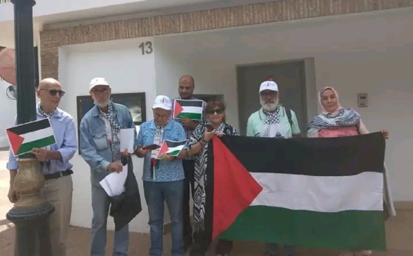 بالسلاسل والأغلال... الجبهة المغربية لدعم فلسطين في وقفة احتجاجية