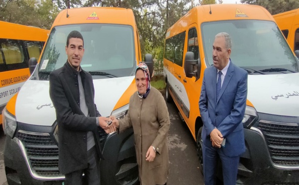 عامل اقليم أزيلال  يشرف على توزيع سيارات للإسعاف والنقل المدرسي بعدة جماعات  بالإقليم