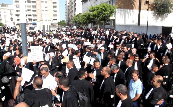 أصوات جموع المحامين تطالب برحيل وزير العدل