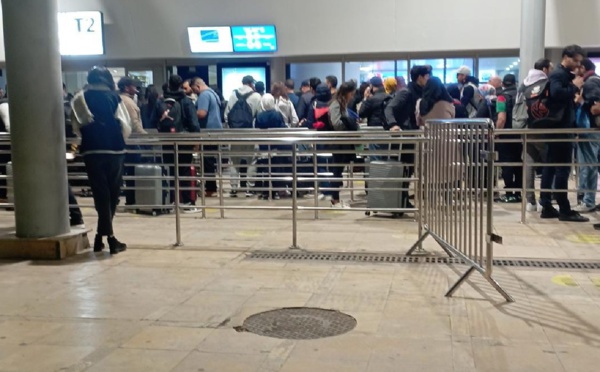 جماهير مغربية عالقة بمطار محمد الخامس بعد إلغاء رحلاتهم إلى قطر