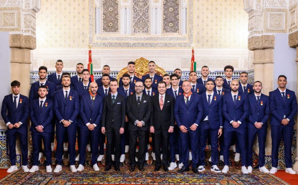 جلالة الملك يستقبل أعضاء المنتخب الوطني ويوشحهم بأوسمة ملكية