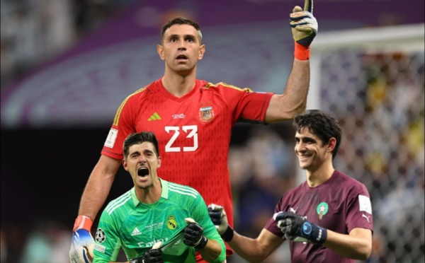 فيفا يُتوِّج إيميليانو مارتينز بجائزة أحسن حارس لـ2022