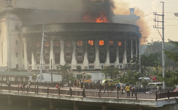 حريق مُهْوِلْ يلتهم مبنى البريد التاريخي في الفلبين