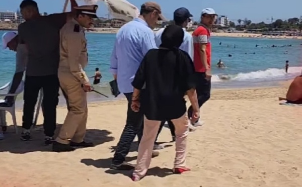 تنظيم محكم بشواطئ سيدي البرنوصي.. باشا منطقة الحي الصناعي البرنوصي يقود حملة موسعة ضد المظلات والطاولات المحتلة لرمال الشواطئ
