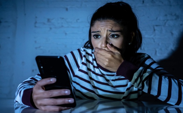 نساء ضحايا العنف الرقمي يعانين في صمت..
