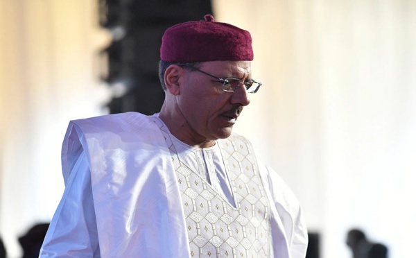 بعد استيلاء جيش النيجر على الحكم.. الرئيس وحكومته يرفضان الانقلاب
