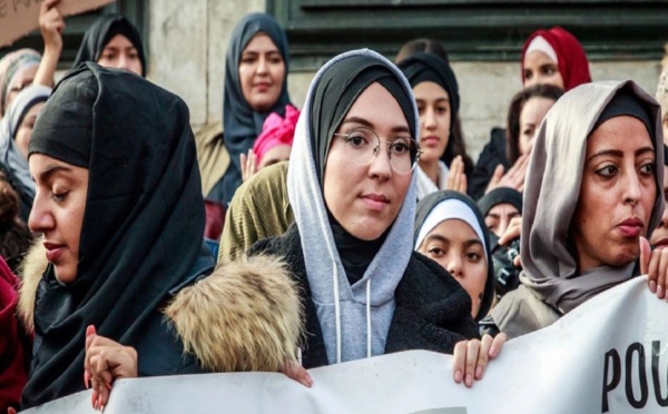 حظر ارتداء الطالبات المسلمات للعباءات في فرنسا