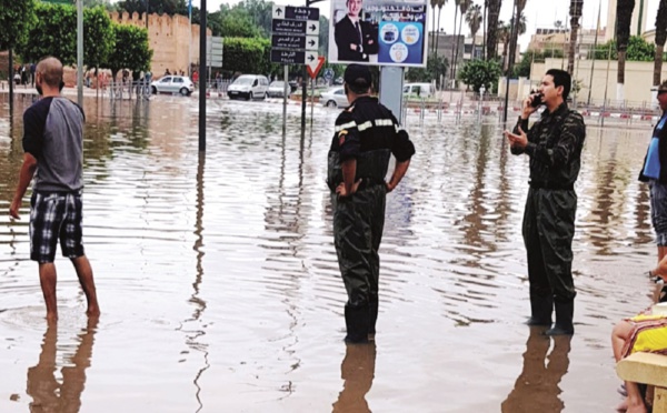 أمطار غزيرة في المنطقة الشرقية تنعش المخزون المائي وتخلف خسائر مادية