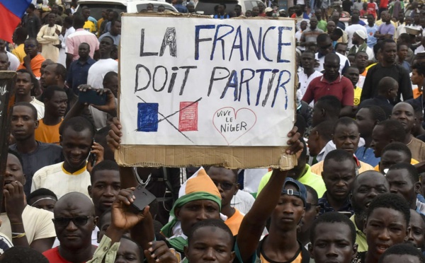 وسط تفاقم الأزمة بينهما.. فرنسا تسحب قواتها وسفيرها من النيجر "بشكل مفاجئ"
