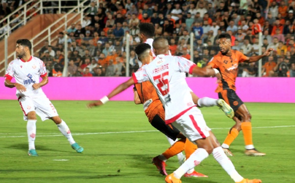 نهضة بركان المنقوص عدديا يتعادل مع الوداد (0-0)