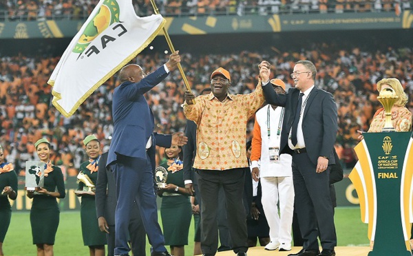 لقجع يتسلم من الرئيس الايفواري علم كأس أمم إفريقيا - المغرب 2025
