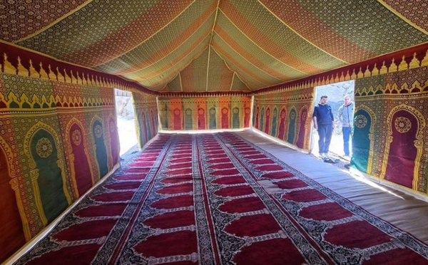 سلطات الحسيمة تغلق مسجدا آيلا للسقوط وتعوضه بخيمة لأداء الصلاة