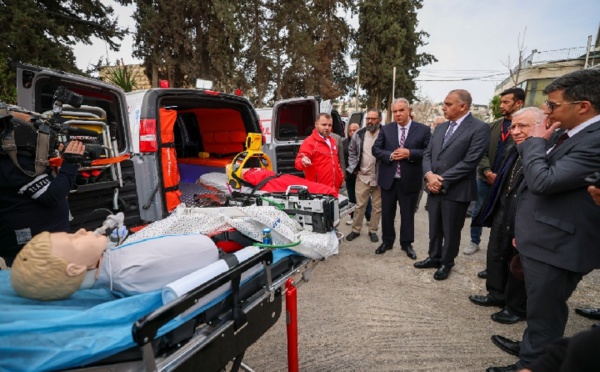وكالة‭ ‬بيت‭ ‬مال‭ ‬القدس‭ ‬الشريف‭ ‬تسلم‭ ‬تجهيزات‭ ‬لمستشفى‭ ‬الهلال‭ ‬الأحمر‭ ‬في‭ ‬مدينة‭ ‬القدس