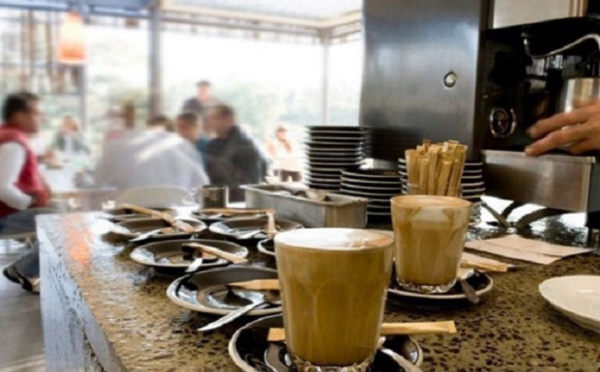 أرباب المقاهي يفاجئون المغاربة برفع أسعار القهوة والمشروبات الغازية