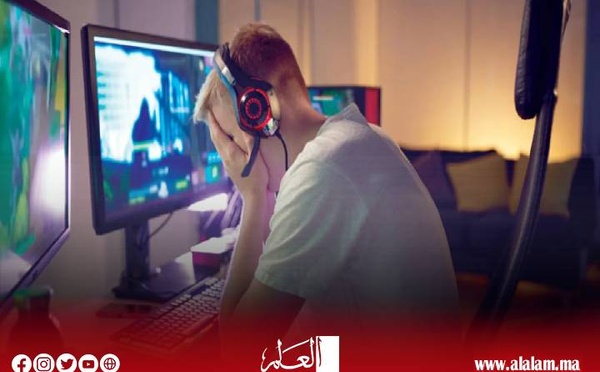 مركز مغربي يطالب السلطات بتخصيص يوم وطني للوقاية من أخطار الأنترنت ومواقع التواصل الاجتماعي ويدعو لنهج مقاربة اجتماعية تحسيسية للحد من الظاهرة
