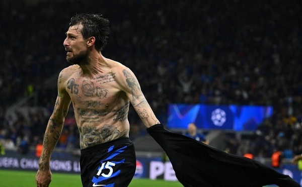 أتشيربي.. لاعب عاد من الموت مرتين ليقهر برشلونة