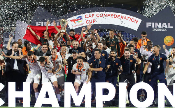 الملك يهنئ أعضاء نهضة بركان بمناسبة التتويج بكأس الكونفدرالية الإفريقية