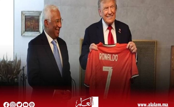 تحمل رسالة عن الحرب.. الرئيس الأمريكي يتلقى هدية من رونالدو