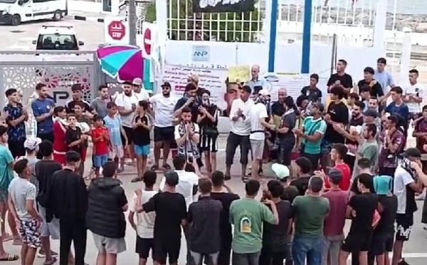 باخرة “أرماس” تعود إلى ميناء الحسيمة وسط غضب واحتجاجات بسبب اختفاء شاب في عرض البحر