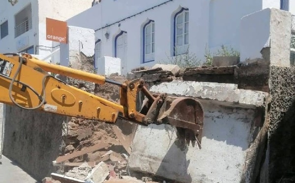 هدم كشك إسمنتي عند مدخل المدينة في إطار حملة تحرير الملك العمومي